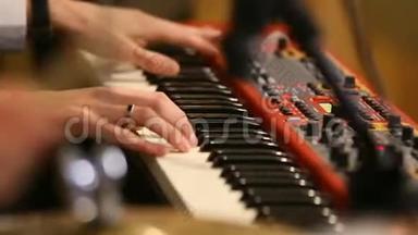 音乐家的手放在钢琴键盘上。 音乐乐器。 黑白钥匙。 播放声音和弦
