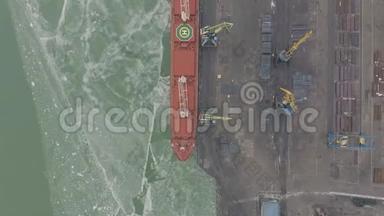 航空4kUHD影像货运船，船坞内有工作吊桥，以作物流进出口背景
