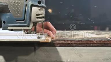 <strong>大特写</strong>.. 木工用电锯切割木板.. 尘埃粒子和锯片的缓慢运动