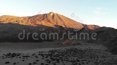12月黎明时分的泰德火山，特内里费加那利群岛。 看火山，开着无人机。 火山烧蚀土地，旅游地