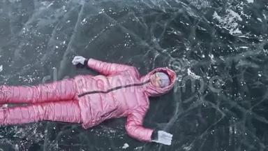 女孩飞起来，在冰上<strong>翻滚</strong>。 在冰封的湖面上，年轻夫妇在冬天散步时玩得很开心