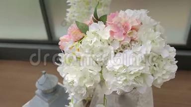 婚礼装饰中白色兰花的特写。 白色花朵的婚礼拱门
