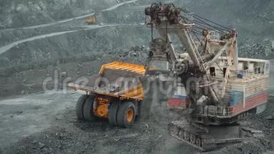 采矿挖掘机在采石场挖掘<strong>矿石</strong>。 关闭石灰石<strong>开采</strong>。