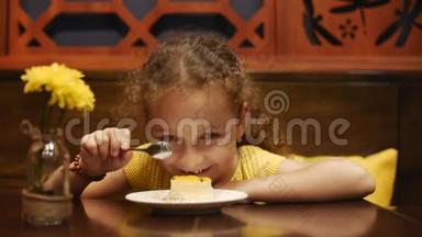 孩子坐在咖啡馆<strong>吃奶</strong>酪蛋糕。 快关门。