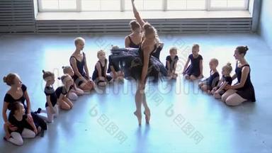 <strong>芭蕾</strong>舞学校的女舞蹈演员学会跳舞。 穿着黑色舞服训练的小<strong>芭蕾</strong>舞女。 孩子们`<strong>芭蕾</strong>