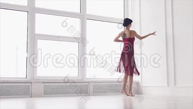 年轻，专业的舞蹈老师在舞厅表演优雅的动作