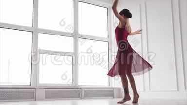 一位年轻的女士跳舞，一位女士动作时优雅地举起手臂