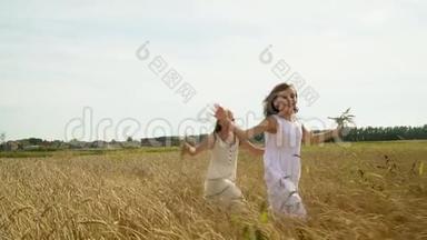 两个<strong>女孩</strong>跑在金色的麦田上。 两个美丽可爱的<strong>女孩</strong>穿着白色的浅色连衣裙穿过<strong>田野</strong>。
