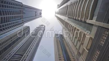 迪拜的<strong>高楼大厦</strong>。 在运动和旋转中射击。