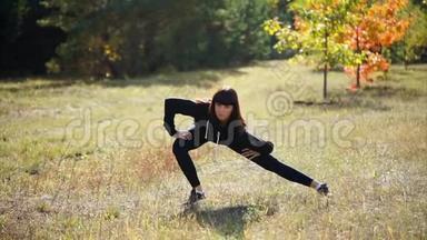 一个<strong>身穿运动服</strong>的女人在夏季公园训练前伸展肌肉