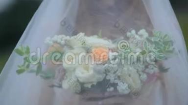 新娘穿着一件别致的衣服，手里拿着一束花。 <strong>身体部位</strong>