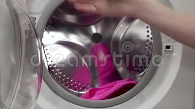 把脏衣服放到洗衣机里，洗衣服，用洗衣机洗