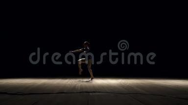 女芭蕾舞演员在舞台上做水平线。