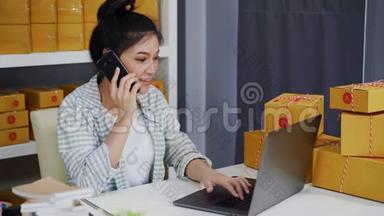 女人在智能手机上讲话，用<strong>电脑</strong>手提<strong>电脑</strong>从家庭办公室在线<strong>销售</strong>产品