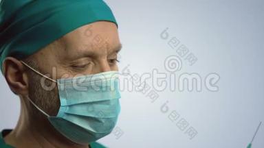 口罩治疗师用注射器注射药物，预防接种