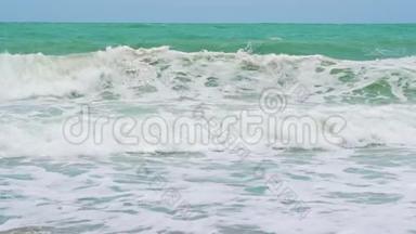 海浪在热带岛屿上的沙滩上<strong>缓慢</strong>地拍打着，<strong>缓慢</strong>地运动着