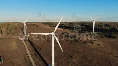 金属<strong>风</strong>塔在田野上。 可再生能源概念。