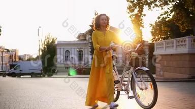 黎明时分，一个身穿黄色长裙的微笑着的黑发女人，手里拿着她的自行车`带着鲜花的车把