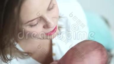 妈妈和孩子。 妈妈平静下来，抱着一个哭泣的新生婴儿。 母亲节