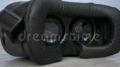 3D360个VR虚拟现实眼镜躺在地板上工作，玩游戏