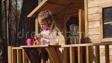 一个女孩在树屋里玩