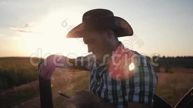 日落时分，一名男子正戴着一顶帽子，正在<strong>制作</strong>一部智能<strong>手机</strong>。 与客户的沟通。 现代商业