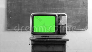 一所学校80年代的绿色屏幕电视。<strong>黑白色调</strong>。