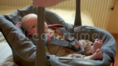 那孩子散步回来了。父亲把婴儿从汽车座椅上拿出来，解开安全带。孩子