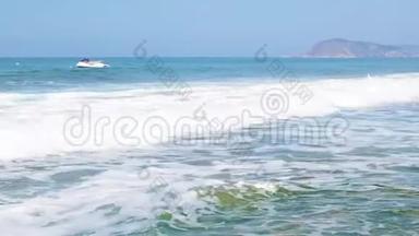 海滩上的海浪泡沫。异国情调天堂海滩。海滩上平静的海浪。热带海滩度假放松。海浪