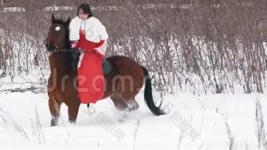 冬天穿着红色连衣裙骑着马在雪地里行走，漂亮的黑发年轻姑娘