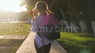 带着背包的小女孩跑去学校。 学校和幼儿园的教育理念.. 后视，慢动作和