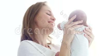 一位年轻漂亮的妈妈抱着她三周大的宝宝.. 妈妈和孩子。 代孕。 母亲节