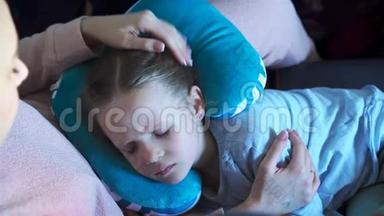 小女孩在飞机上睡觉飞行。 母亲带女儿乘飞机旅行