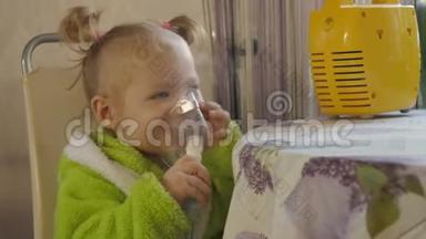 咳嗽宝宝用雾化器吸入.. 小女孩正在接受感冒治疗。 4k