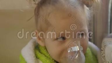 咳嗽宝宝用<strong>雾化器</strong>吸入.. 小女孩正在接受感冒治疗。 4k