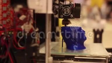 3D打印机制作一个人`头像.. 现代机器人技术。 人工智能。 控制系统