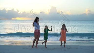 妈妈和<strong>孩子</strong>们享受海滩<strong>暑假</strong>热带假期。 一家人在白色海滩跳舞。 流动人口