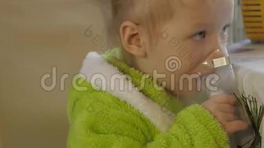 咳嗽宝宝用雾化器吸入.. 小女孩正在接受感冒治疗。 4k