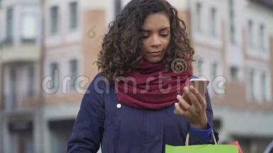 网上挑选礼物的漂亮女人，在智能手机上浏览网店销售
