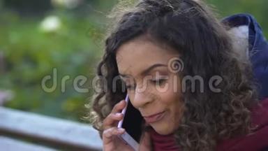 古怪的混血女人在智能手机上积极交谈，和朋友交谈