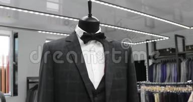时髦的男人`西装。 男人`在人体模型上的夹克。 男人`衣服。 服装店。 在精品店购物。