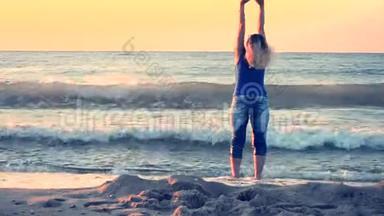 一个黑色剪影的成年女孩站在海边伸展，