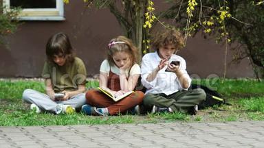 女孩在看书，男孩在智能手机上玩游戏。 那个女学生心烦意乱，生气，无聊。 互联网