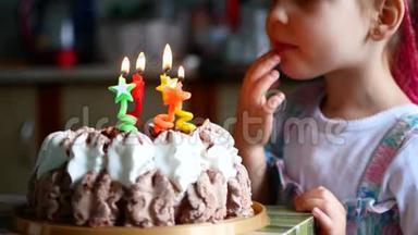 小女孩的生日，她在蛋糕上吹蜡烛