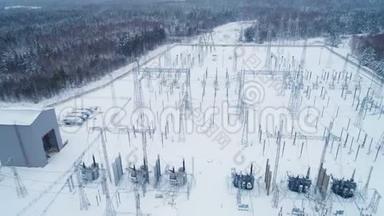 变电站对覆盖着雪的树木分<strong>配电</strong>流