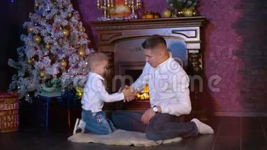 一个男人在圣诞庆典上教儿子一个复杂的问候手势。
