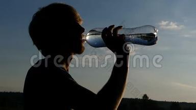 <strong>太阳落山</strong>时，阿尔蒂曼从塑料瓶里喝水