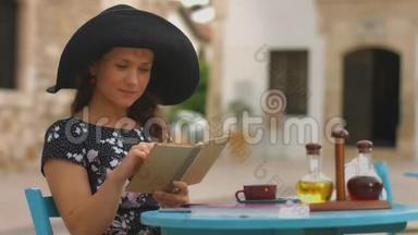 美丽的女士翻书，在咖啡馆里读有趣的小说