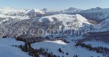 在PizBoe的滑雪道、椅子升降台上，向雪山高山山谷前进。 晴天，晴空万里.. 冬季白云