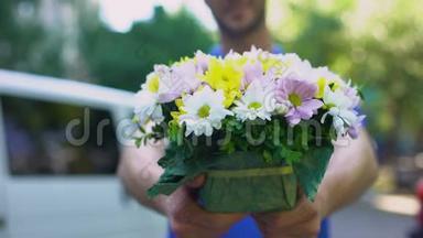 男送货员送鲜花、送花服务、浪漫惊喜
